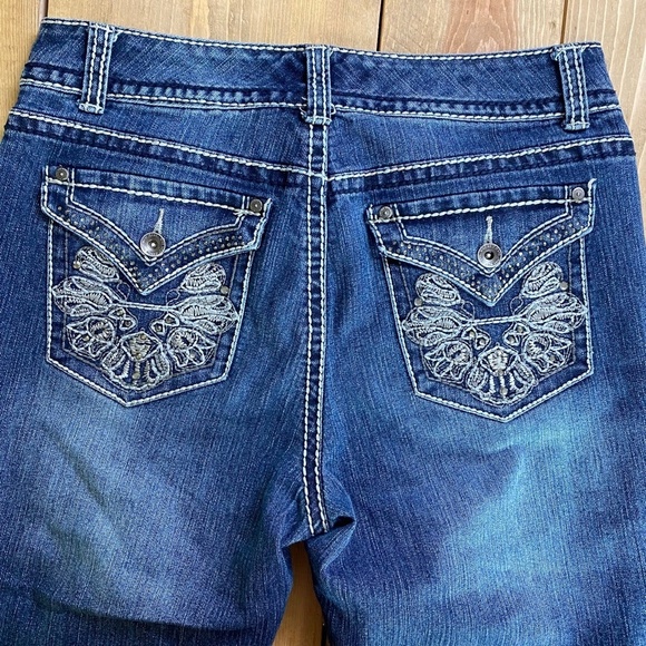 NINE WEST  Date Night Fit Embroidered Rhinestone Capri Jeans‎ - Picture 5 of 7